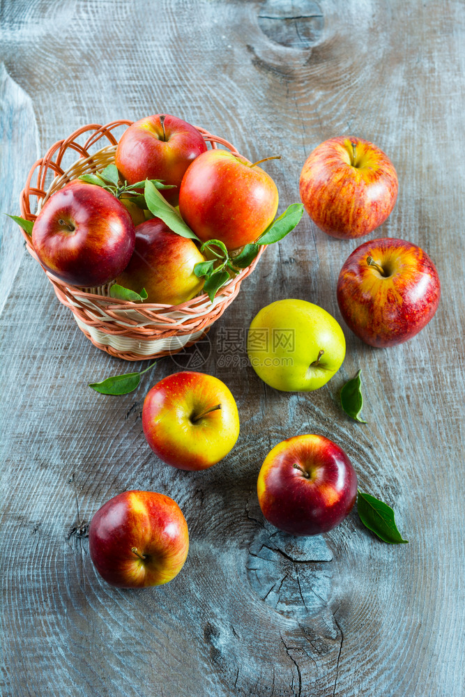 木制桌上的成熟苹果新鲜水苹健康食品饮素品健康饮概念木制桌上的成熟新鲜苹果图片