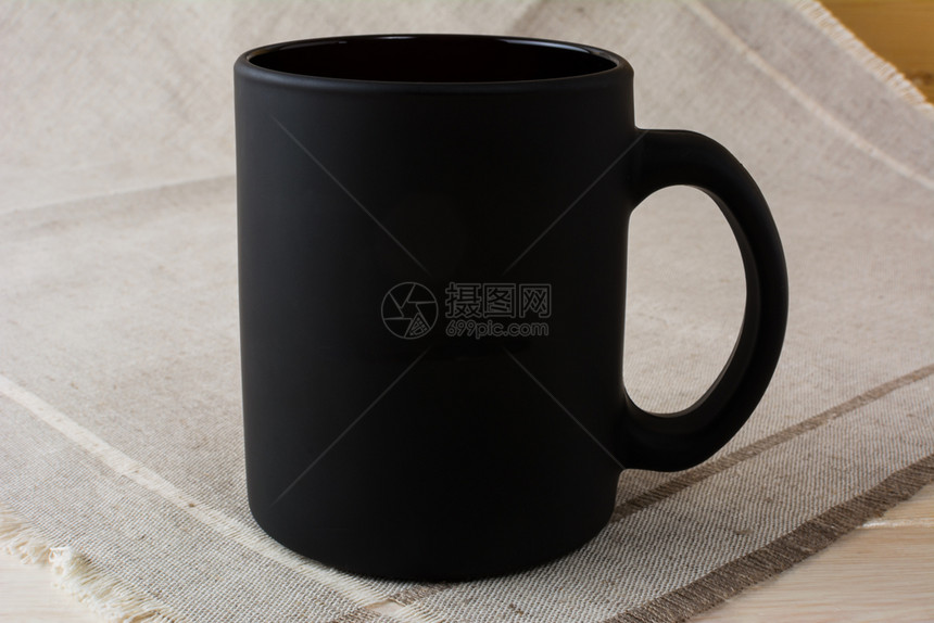 纸巾上的黑咖啡杯模型产品展示用的空杯模型促销品牌或设计用的咖啡杯模型图片