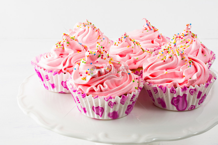 蛋糕摊子上的粉红生日蛋糕图片