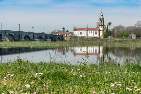 安东尼格里兹曼在portugal的pontedlima镇有罗马桥的教堂和桥的教堂背景