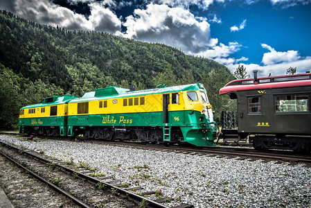 阿拉斯加山下的铁路和火车图片
