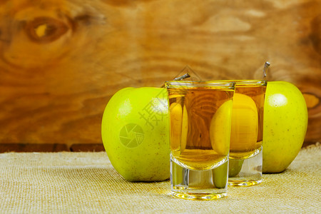两个苹果杯和绿色在生锈木背景上高清图片