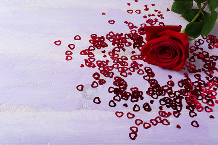 彩色婚礼邀请或贺卡复制空间burgndy玫瑰和彩礼日符号图片