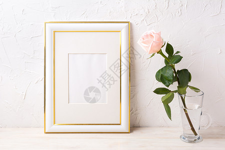 粉红四角框装饰了金色的框架模型以玻璃中的粉红玫瑰为样本用于展示艺术品的空框装饰了金色的框架模型以玻璃中的粉红玫瑰为样本背景