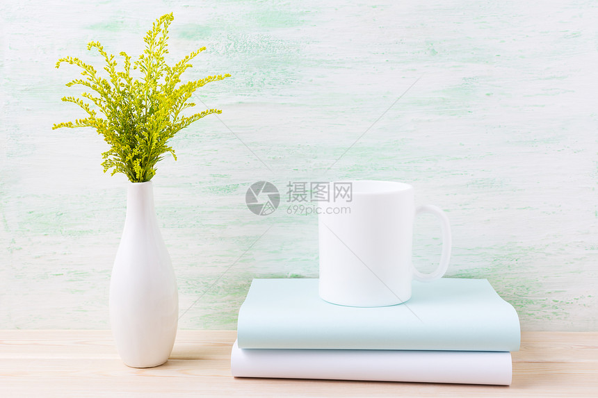 白色咖啡杯茶配有装饰绿色花草空白杯装饰设计推广白色咖啡杯配有装饰绿色花草图片