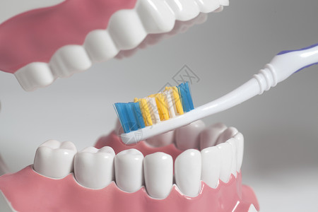 带色牙刷的齿护理概念高清图片