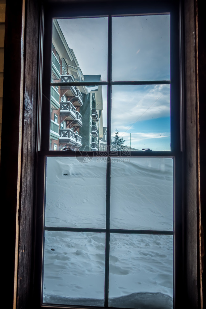 冬季暴风雨过后雪堆在窗边的上图片