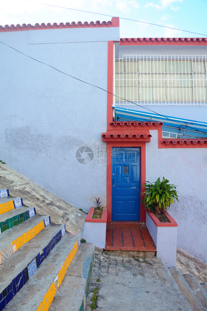 彩色而愉快的门和楼梯在riodejaniroazl彩色的门和楼梯在riojaneroazl图片