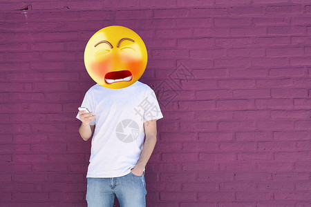 悲伤的表情头男人用智能手机表情符号概念悲伤表情头像图片