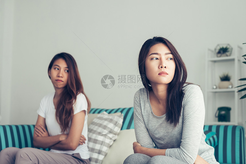 年轻女夫妇争吵并背对着每个女夫妇年轻女夫妇争吵并背对着方在卧室的悲伤时期lgbt夫妇在卧室里对另一情不自禁地发脾气lgbt情人感图片