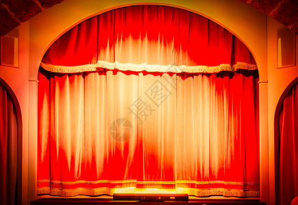 舞台上的剧院幕帘红在一个古老和非常小的意大利剧场图片