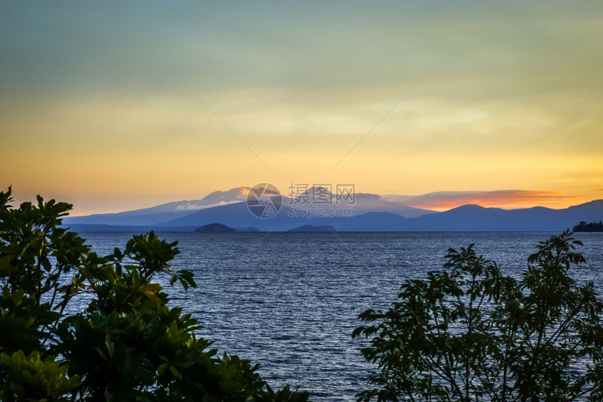 taupo湖和ngari火山在日落时的风景新西兰tongari湖和日落时的tongari火山图片