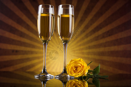 玫瑰葡萄酒情人节日背景香槟和玫瑰镜子背景设计图片
