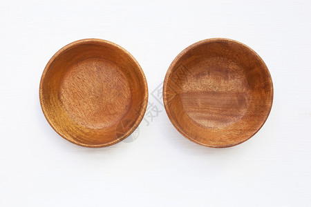 白色背景的木质餐具图片