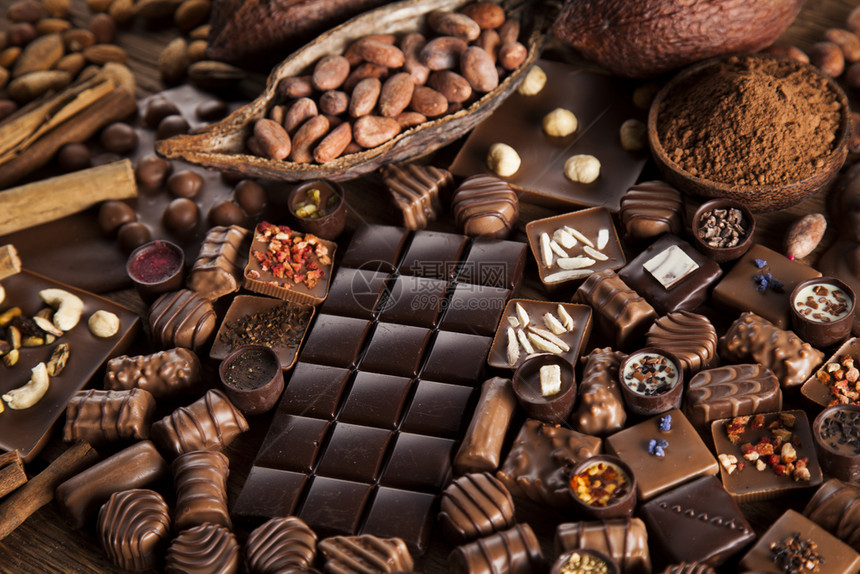 木制背瓜巧克力棒和木制背景的瓜上树脂巧克力图片