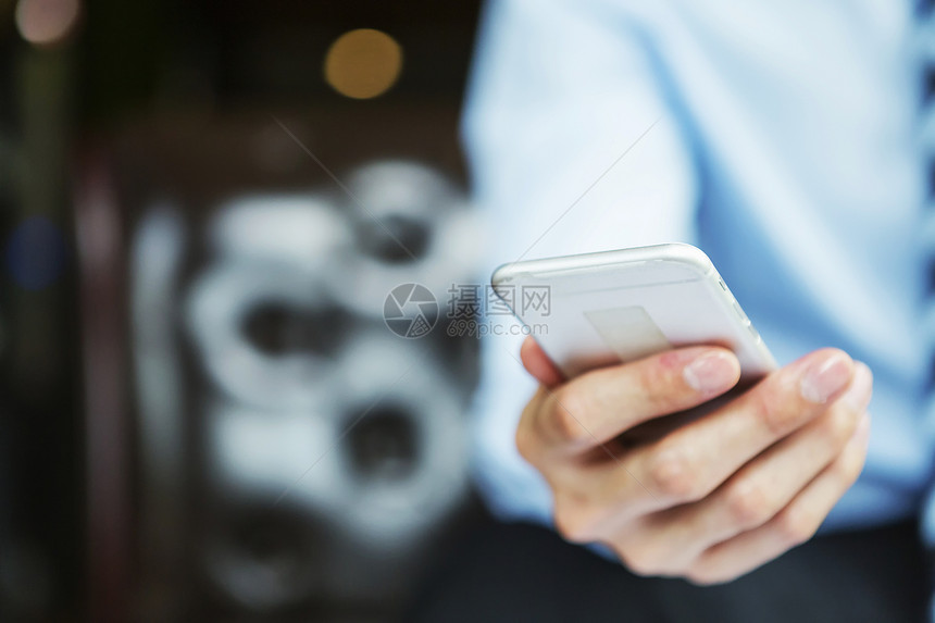 商业技术人在网上使用sm商业技术的无线工作商人在网上使用智能手机背景模糊的无线工作图片