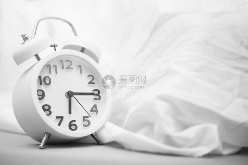 时间背景概念床上的闹钟早醒来图片添加文字信息设计艺术工作的背景图片