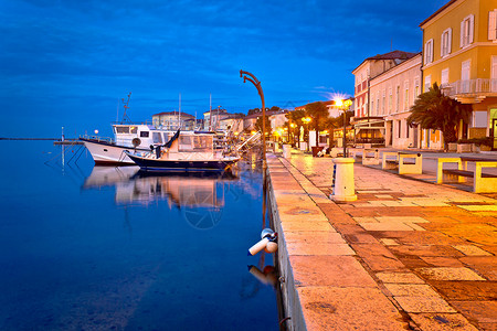 幼发拉克罗阿蒂亚州Istria区科雷奇河边夜景镇背景