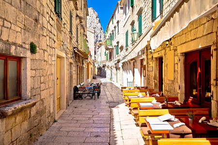 克鲁比奥纳克罗地亚达尔马提亚地区欧米斯狭窄的地中海石街欧米斯的石窄地中海街背景