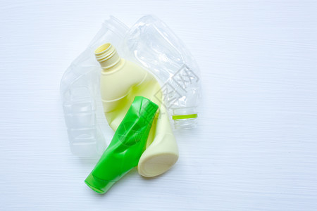 用于再循环的空塑料瓶在白色背景上隔离空塑料瓶在白色背景上隔离图片