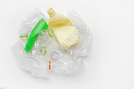 塑料微粒用于回收的空塑料水瓶在白色背景上隔离空塑料水瓶在白色背景上隔离背景