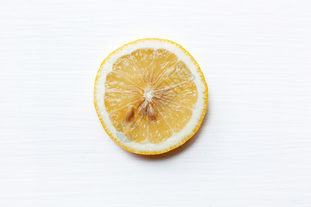 白色的新鲜柠檬切片白色背景的新鲜柠檬切片图片