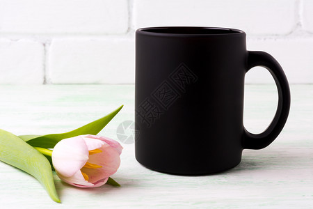 黑色咖啡杯粉红色的郁金香花空杯为品牌促销黑色咖啡杯粉红色的郁金香图片
