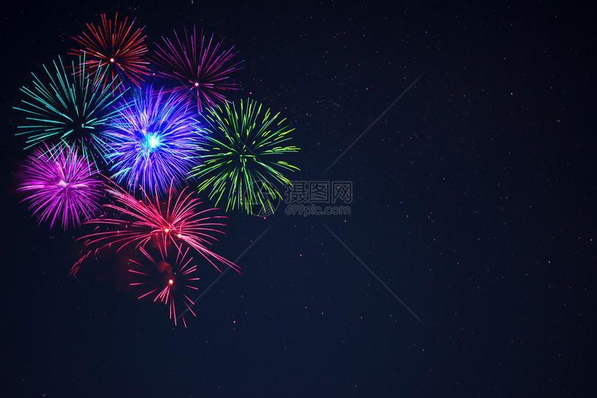 粉红色的青绿烟花在夜空美丽的粉红色青绿庆典花火位于夜空的左边复制间独立日6月4新年节敬礼背景图片