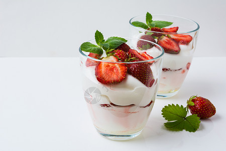 白色背景的草莓酸奶图片