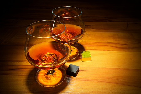 斯奈夫特两杯威士忌和木本底巧克力棒波本鼻涕或老式威士忌两杯和巧克力棒背景