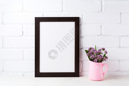 黑色棕框架模型在polkadt粉红色的紫花朵中黑褐框架模型在polkadt粉红色的生锈水壶花瓶中紫色田地花朵中空框架模拟演示设计背景图片
