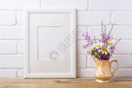 花架花瓶白色的花架模型配有甘菊花和紫装在金色的白p的图片框中配有白色的甘菊花和紫朵装在金色的瓶子花中空的架模型配有展示艺术的现代的模板框背景