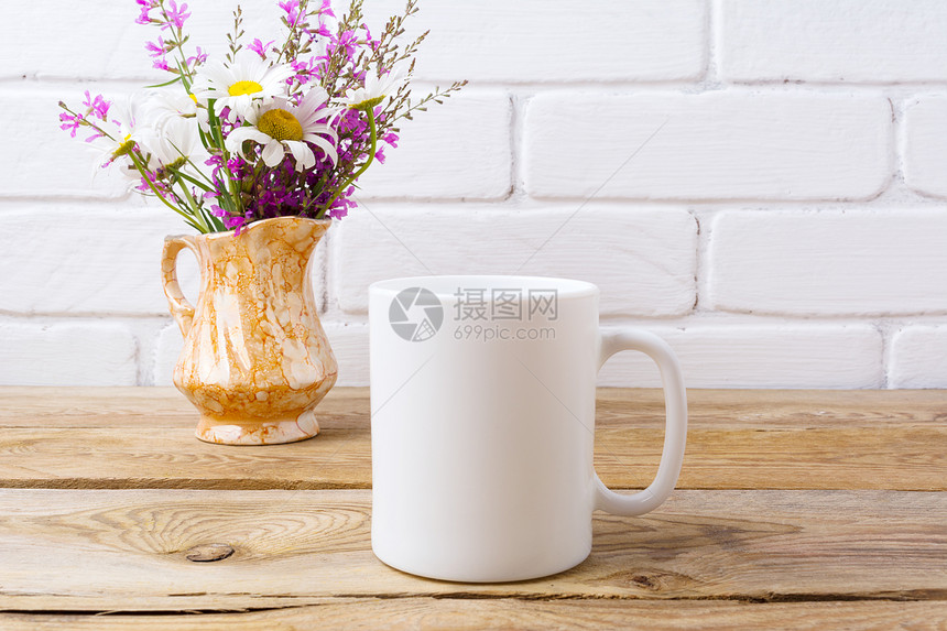 白色咖啡杯装有甘菊花和紫白色咖啡杯装有白甘菊紫田花装有金瓶子空杯装有设计促销图片