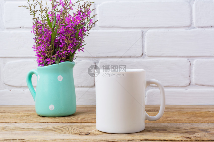 白色咖啡杯子用薄荷酱红褐色花朵制成白色咖啡杯子用红褐色紫田地花朵制成polkadt薄荷绿色投瓶花空杯子用设计促销来制成空杯子用设图片