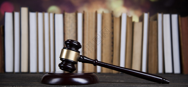 法律主题、官的球棒木制案桌背景法庭背景图片