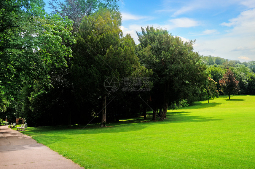 夏日公园绿草地和蓝天空阳光明媚的日子图片