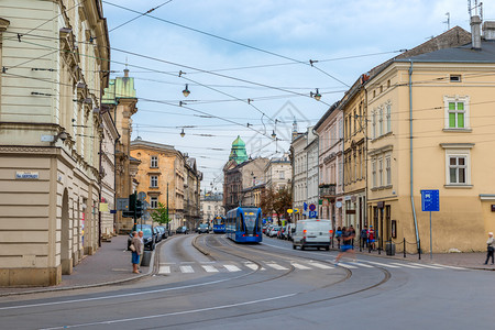 Krakow市街道的公共交通车图片