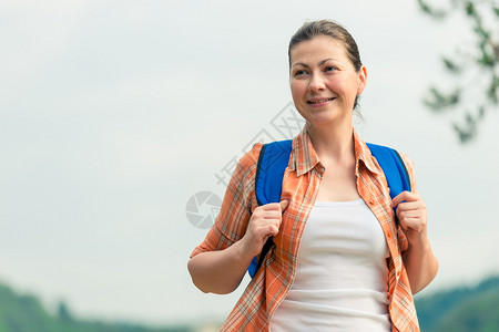 带着背包的棕发黑女人在远足中背着自然的图片