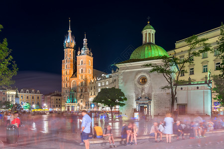 晚上在Krakow广场的Wjcieh教堂图片