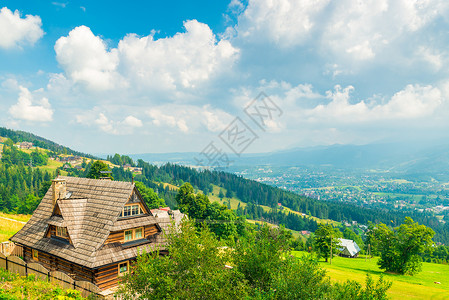 从高处山丘和房屋在Zakopneld背景图片