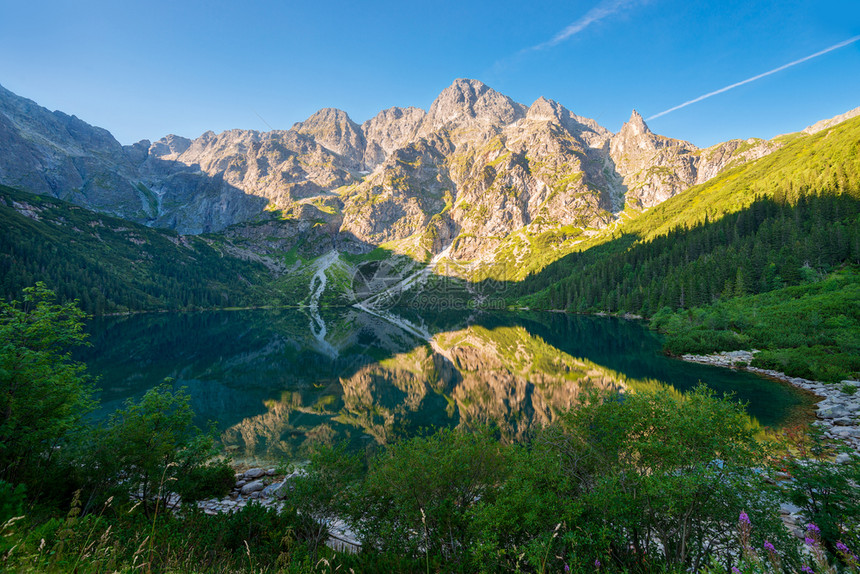 塔特拉山上Poland湖Mriskeo的旅游景点黎明时分在塔特拉山上Poland湖Moskie图片