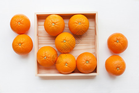 木箱中的新鲜柑橘水果白色背景的木箱中新鲜橙柠檬水果顶部视图图片