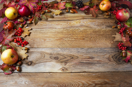 与苹果橡浆和秋叶的感恩概念与季节果和水的感恩背景与苹果浆和秋叶的感恩概念与苹果浆和秋叶的感恩概念背景图片