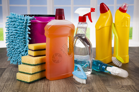 清洁用品家概念和窗口背景用各种清洁工具进行房屋清洁图片
