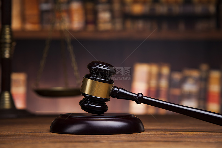 法律与司概念棕色木背景法律主题官大棒司规模书籍木制办公桌图片