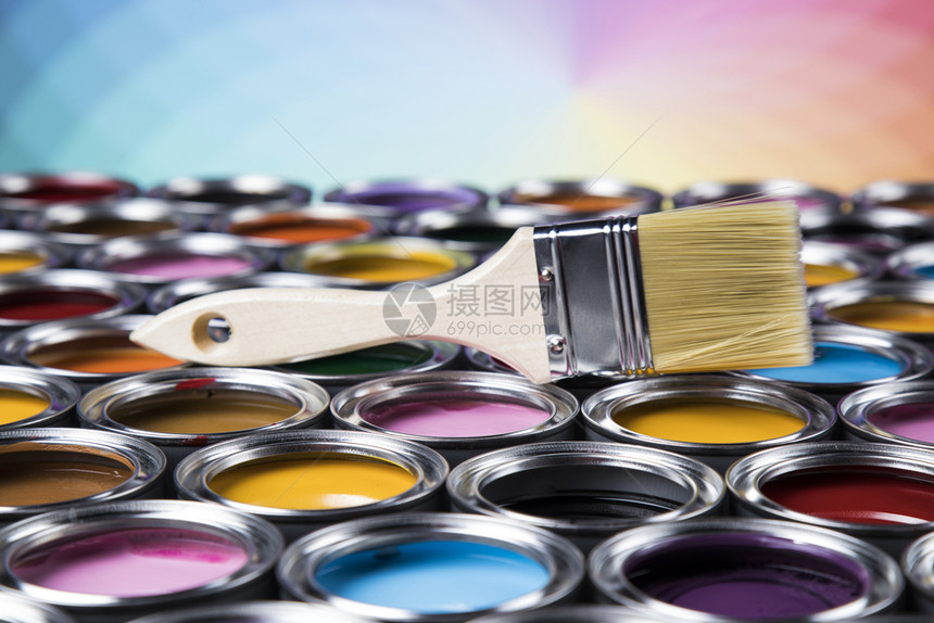 带刷子彩色涂漆和油刷的金属锡罐图片