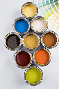 彩色油漆罐装带的开水桶图片