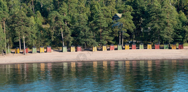 皮拉贾萨里在芬兰helsink附近的helsink附近有丰富多彩的海滩小屋在芬兰helsink附近的phlajsri岛的海滩上收集了丰富多背景