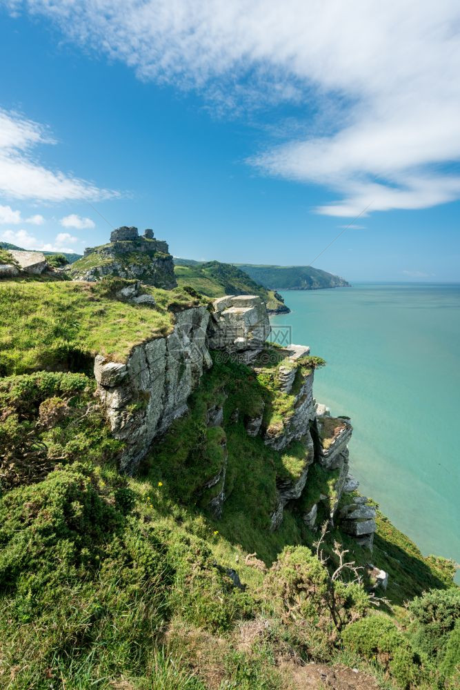 英格兰德夫顿北部的岩石山谷和海岸道路图片