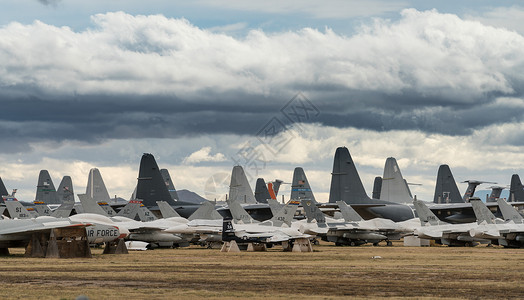 许多停飞的退役空军机尾部背景图片